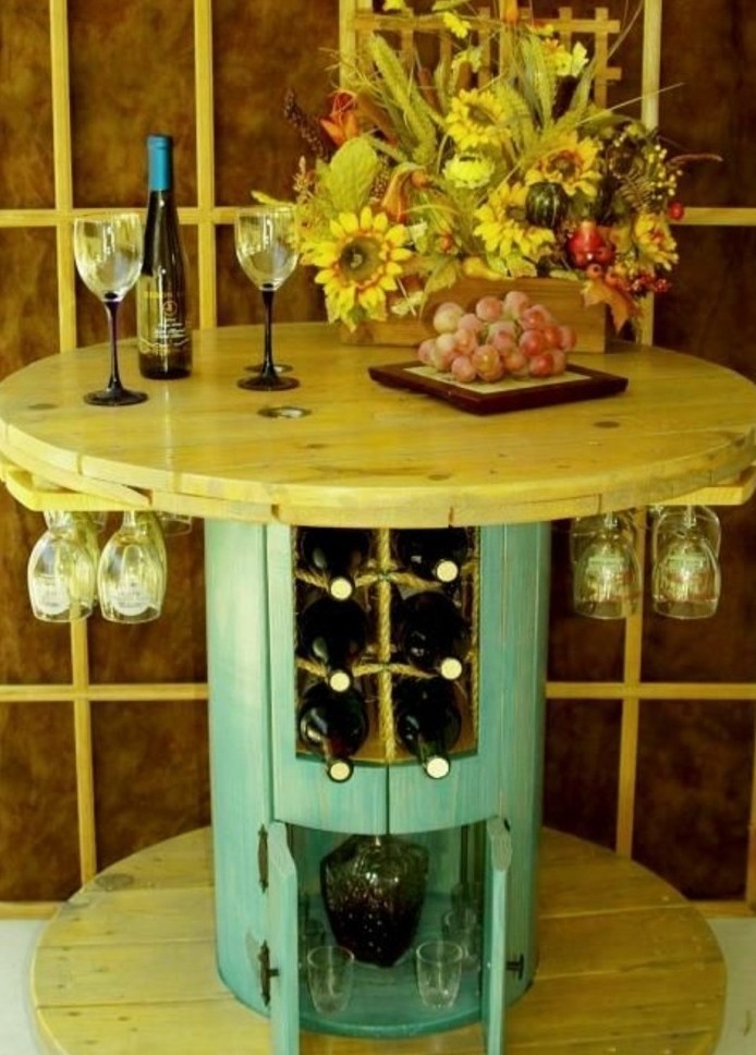 table-en-touret-avec-de-l-espace-de-rangement-pour-bouteilles-de-vins-idee-comment-customiser-un-touret-resized
