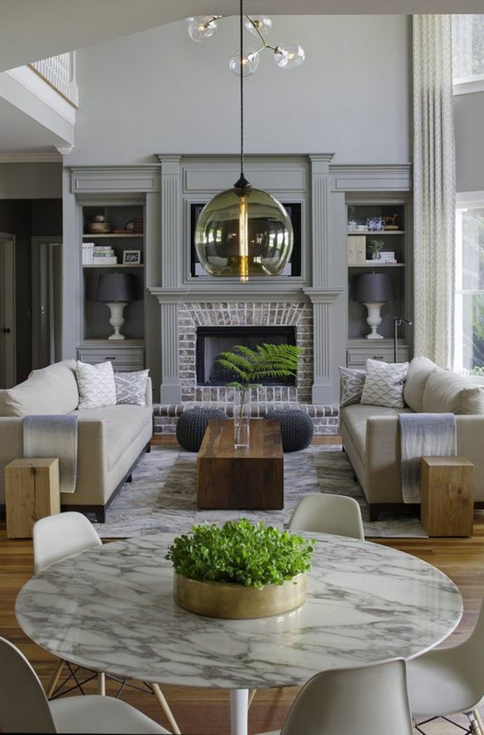 table-ronde-en-imitation-de-marbre-amenagement-salon-20m2-meubles-beiges-cheminee-d-interieur-lampe-boule