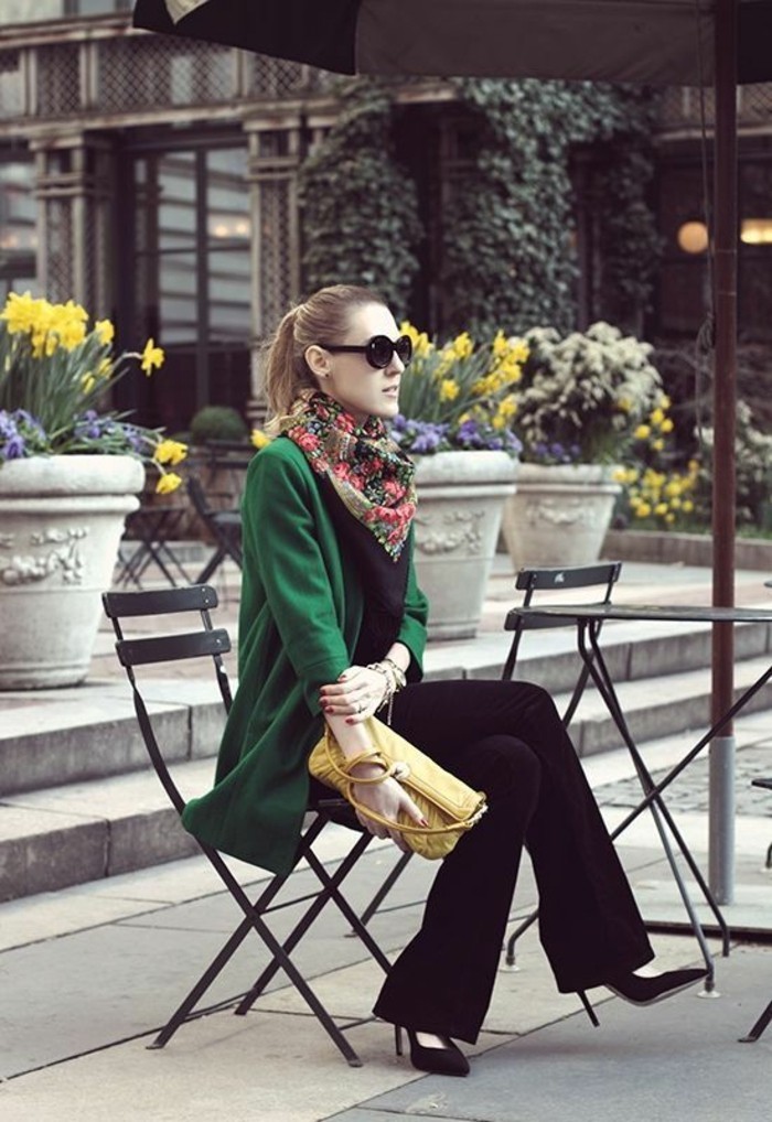 tenue-en-ville-manteau-vert-des-escarpins-et-foulard-a-motif-russe