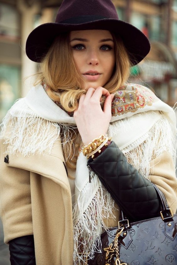 tenue-elegante-femme-moderne-manteau-camel-et-foulard-russe-a-fringes