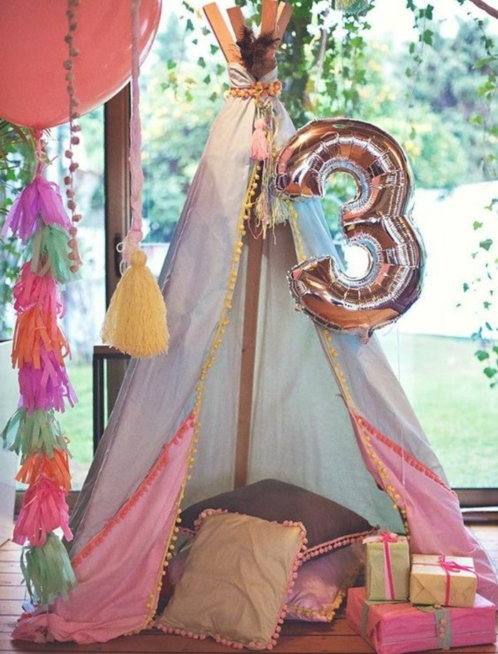 tipi-pour-enfant-a-l-occasion-d-un-anniversaire-ballon-cadeaux-multiples-coussins-decoration-d-anniversaire