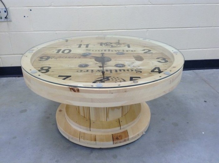 touret-deco-une-table-basse-avec-une-horloge-integree-idee-comment-customiser-un-touret-resized