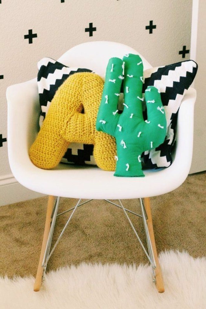 tricot-coussin-cactus-lettre-jaune-petite-chaise-decoration-chambre-enfant
