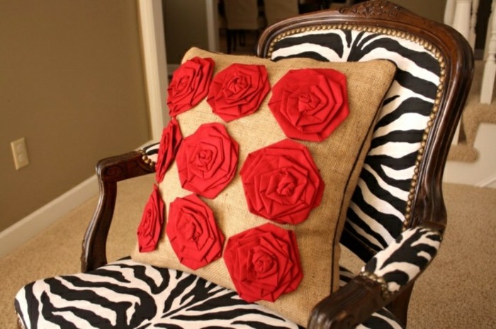 tuto-coussin-decoration-en-roses-rouges-chaise-en-bois-et-tissu-zebre