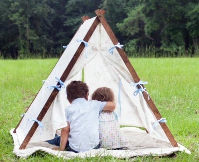 tuto-tipi-enfant-amenage-a-l-exterieur-une-tente-miniature-en-plein-air-tapis-decoration-de-noeuds