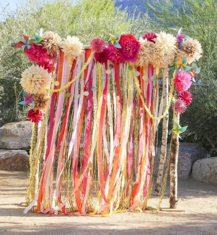 un-autel-de-mariage-decore-de-fleurs-en-papier-de-soie-de-couleur-et-de-taille-differente