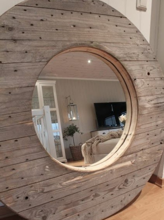 un-cadre-miroir-en-planches-de-bois-touret-deco-idee-originale-pour-la-chambre-a-coucher-resized