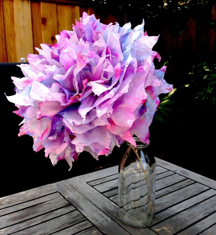 un-exemple-enorme-et-impressionnant-de-fleur-en-papier-de-soie-multicolore-et-tres-jolie