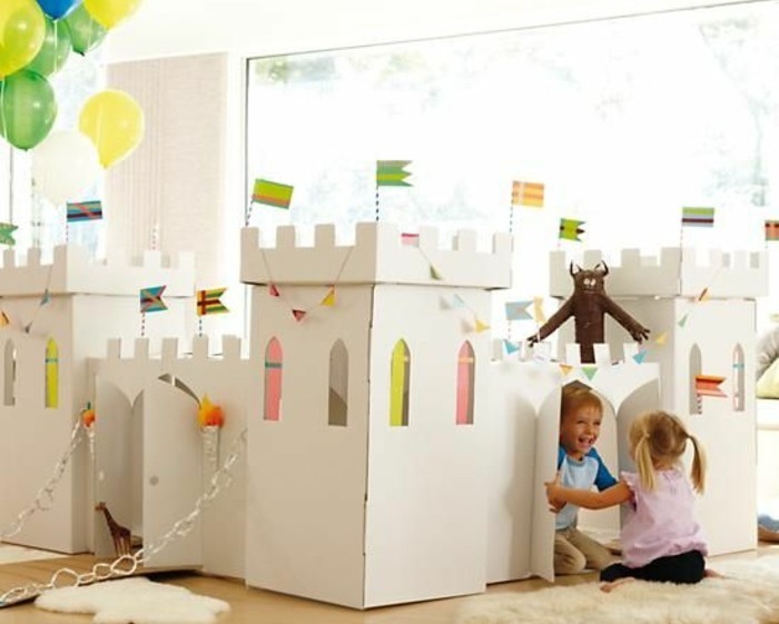 un-gros-chateau-en-carton-blanc-ou-vos-enfants-vont-jouer-a-loisir-projet-maisonnette-enfant-diy-plus-elabore