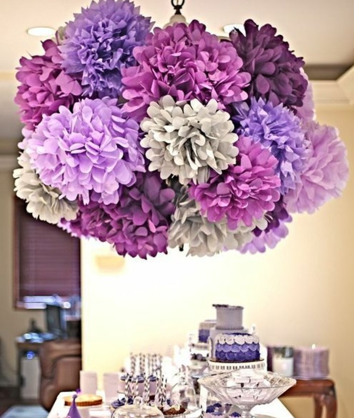 une-ambiance-magnifique-sur-cette-table-decoree-de-maniere-tres-esthetique-fleur-papier-de-soie-plusieurs-composition-de-plusieurs-fleurs-suspendues