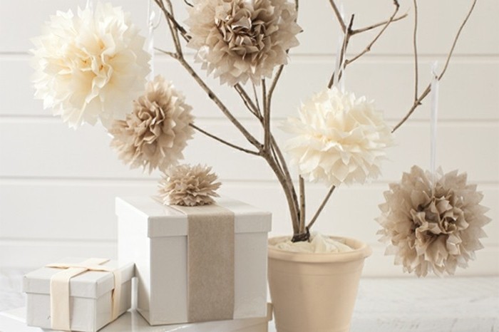 une-branche-decoree-de-fleurs-en-blanc-et-beige-idee-pour-fleur-en-papier-de-soie-design-elegant
