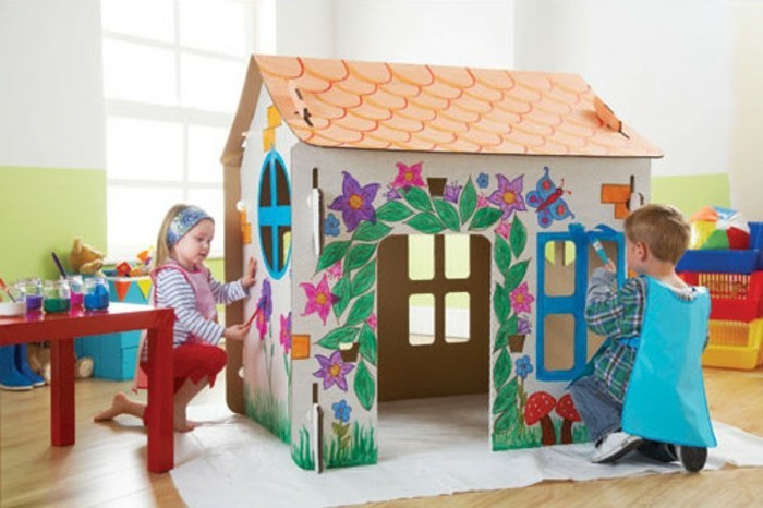 une-cabane-carton-que-les-enfants-peuvent-decorer-eux-memes-une-maisonnette-carton-deco-florale