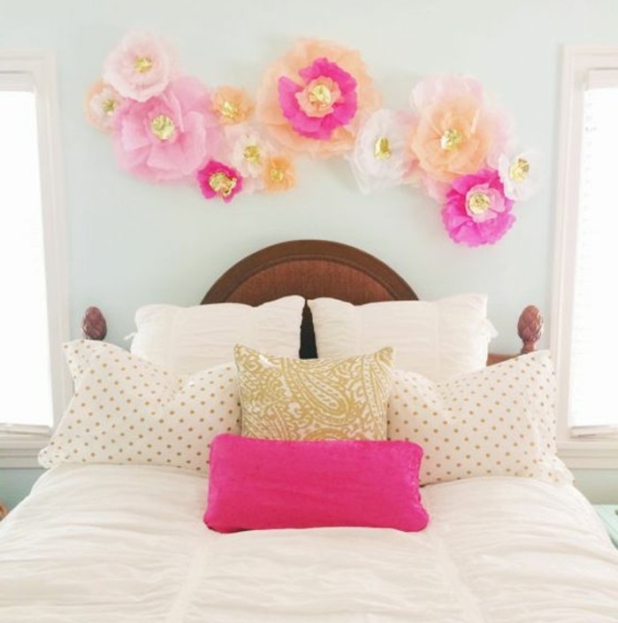une-chambre-a-coucher-femme-decoree-de-fleur-en-papier-de-soie-au-dessus-du-lit