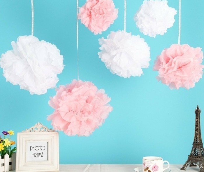 une-decoration-douce-et-elegante-pompons-rose-et-blancs-diy-fleur-en-papier-de-soie