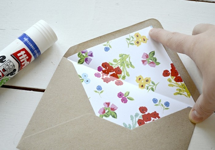 une-enveloppe-de-papier-kraf-customise-a-l-interieur-avec-du-papier-a-motifs-floraux-fabriquer-une-enveloppe