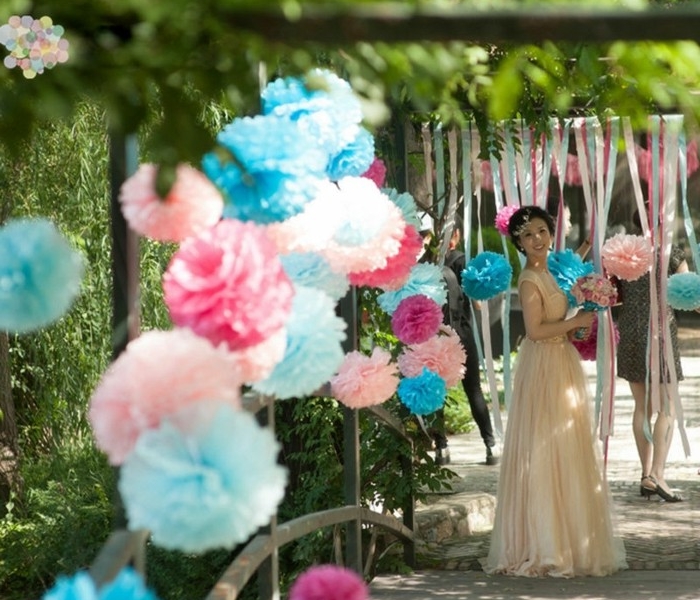 une-formidable-decoration-pour-votre-mariage-plusieurs-pompons-diy-fleur-papier-de-soie-en-rose-et-bleu