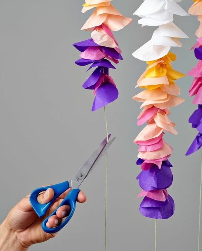 une-guirlande-de-petales-de-fleur-papier-soie-a-fabriquer-pour-un-decor-elegant