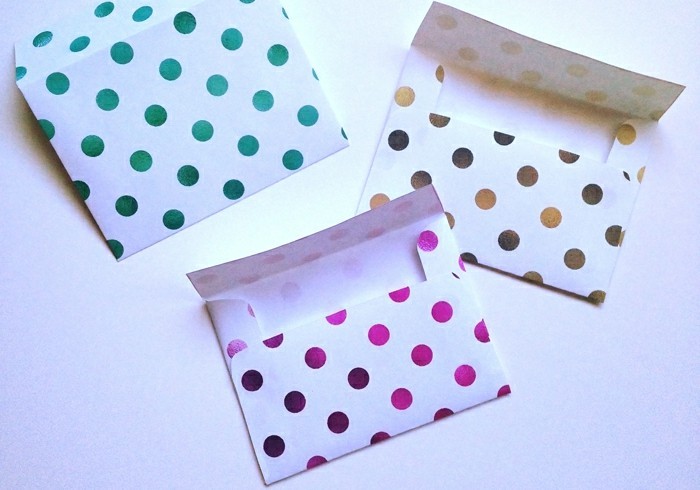 une-maniere-de-decorer-ses-enveloppes-avec-des-points-de-couleurs-differentes-fabriquer-une-enveloppe