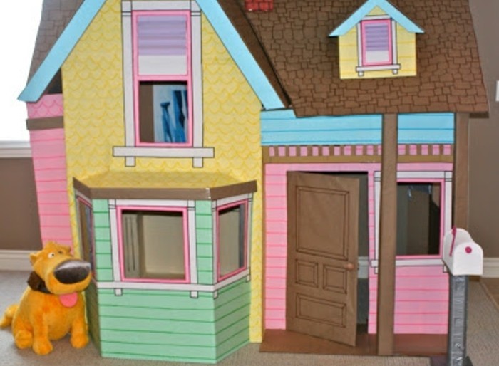 une-superbe-cabane-en-carton-en-forme-de-maisonnette-a-fabriquer-soi-meme-pour-les-enfants