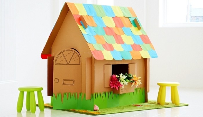 une-superbe-idee-diy-de-cabane-en-carton-tres-joyeuse-toit-multicolore-et-fleurs-a-la-fenetre