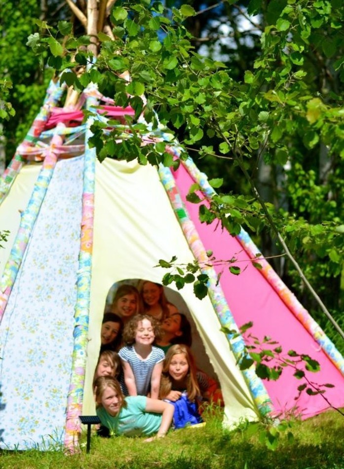 une-enorme-tente-indienne-a-l-exterieur-comment-fabriquer-un-tipi-spacieux-pour-enfants