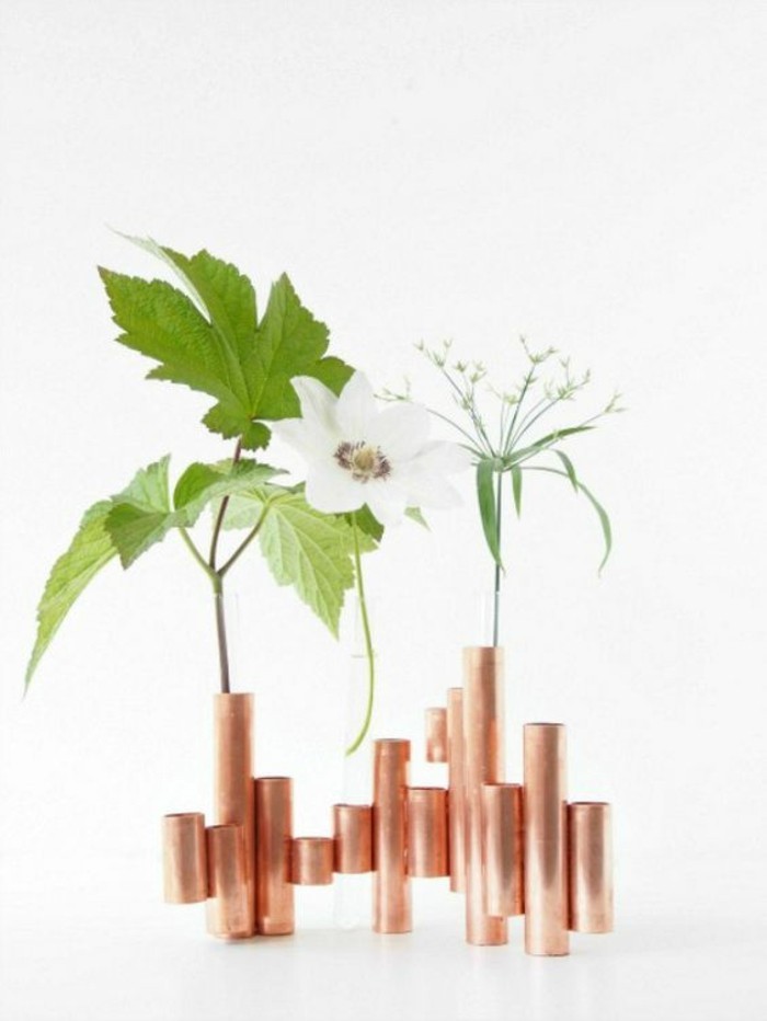 vase-recycle-fait-de-tube-cuivre-objet-decoratif-original