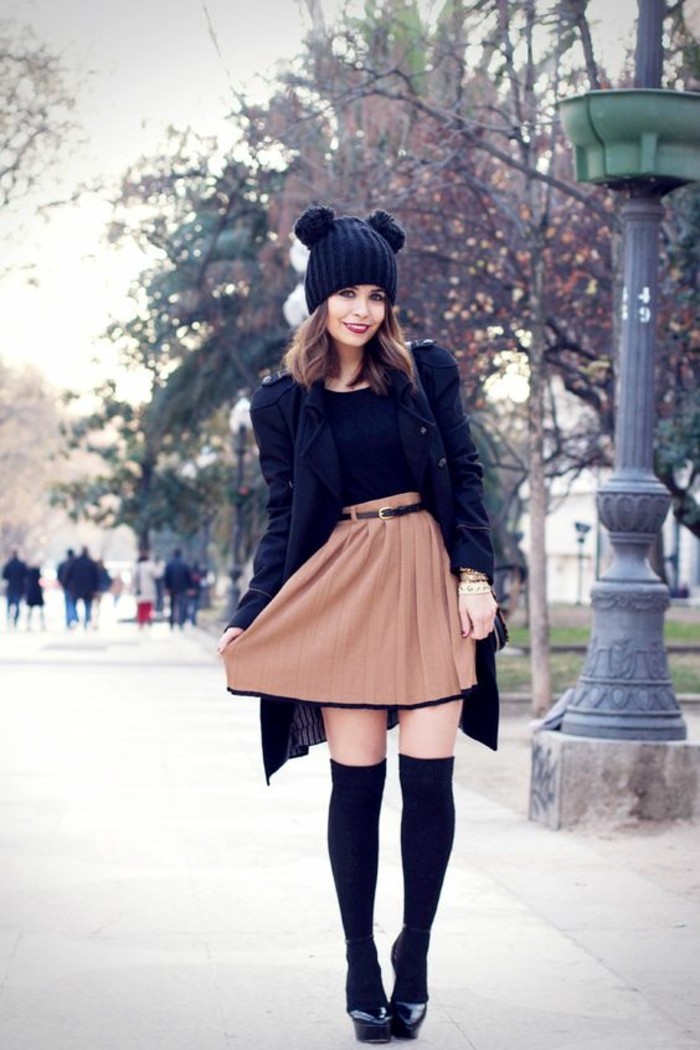 elegante-tenue-mode-de-la-rue-jupe-evasee-couleur-camel-chaussettes-hautes-noires-bonnet-original