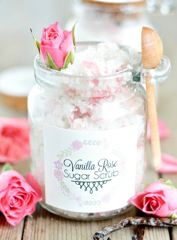 1que-faire-avec-des-pots-de-yaourt-en-verre-bocal-décoratif-mariage-rose-petite-cuillère-en-bois