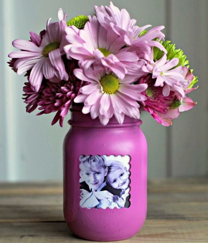 1que-faire-avec-des-pots-de-yaourt-en-verre-cadre-photo-vase-fleurs-fraîches-boucal-peint