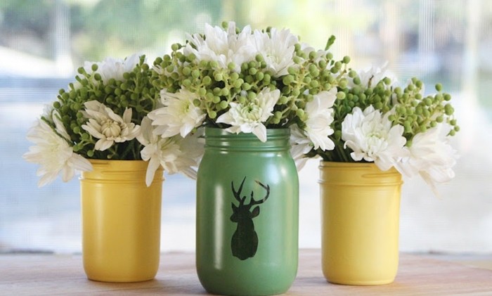 1que-faire-avec-des-pots-de-yaourt-en-verre-décoration-vase-fleurs-fraîches-blanches-et-vertes
