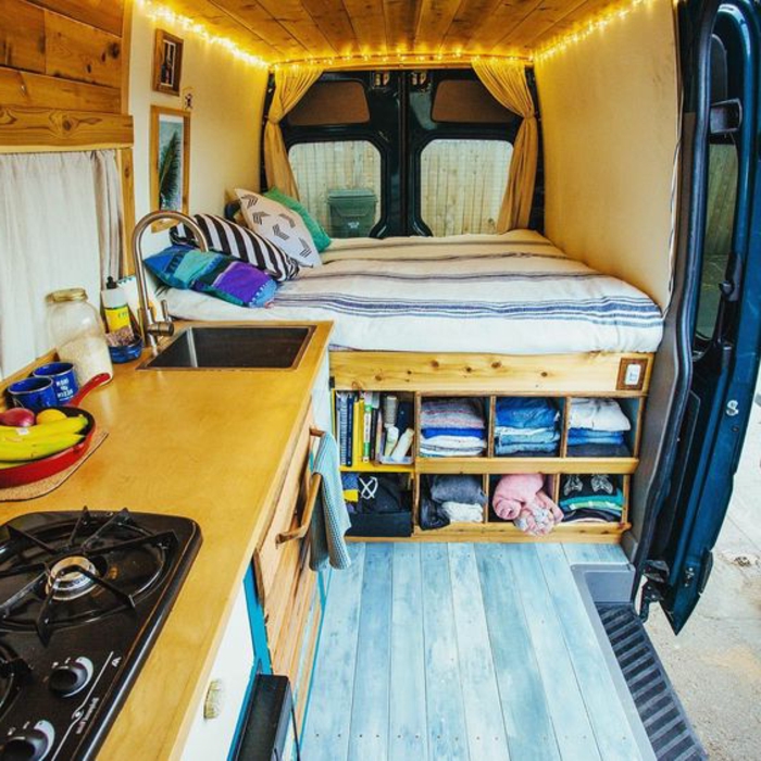 1vivre-en-caravane-espace-compacte-pratique-plafond-et-sol-en-bois-cuisine-équipée