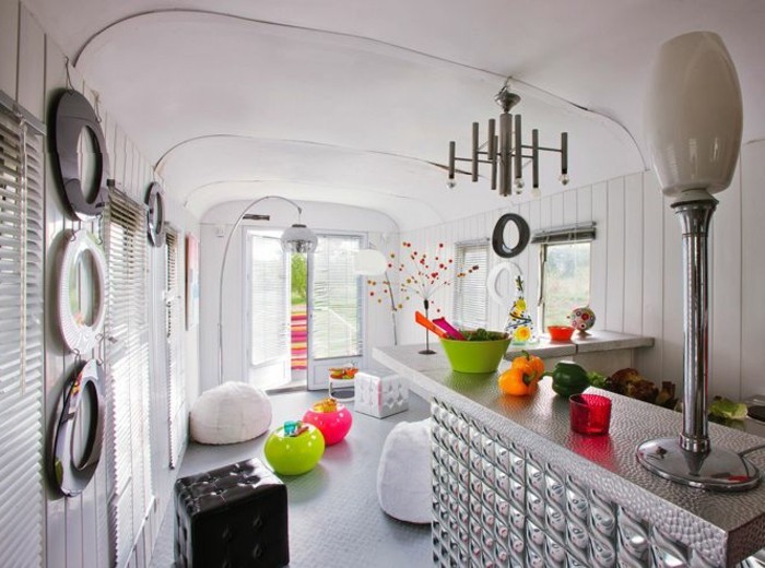 1vivre-en-caravane-moderne-intérieur-en-gris-et-blanc-avec-des-objets-en-couleurs