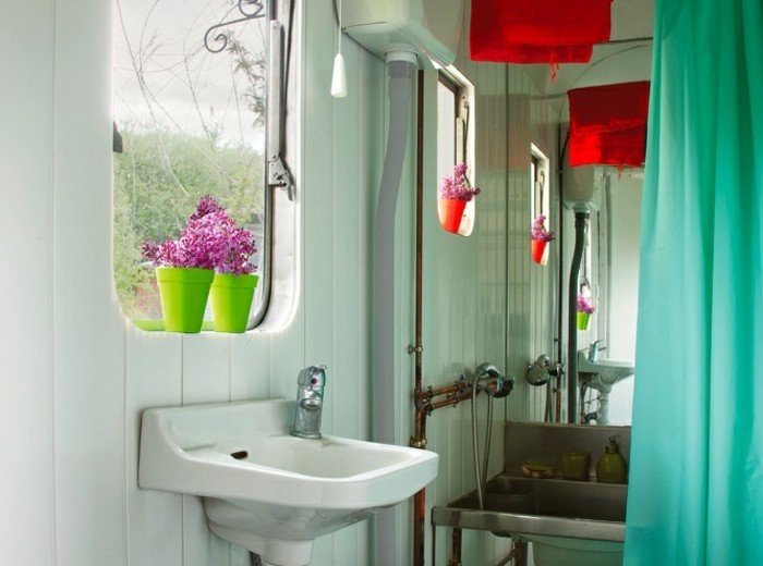 1vivre-en-caravane-moderne-salle-de-bains-plantes-violettes-rideaux-marines