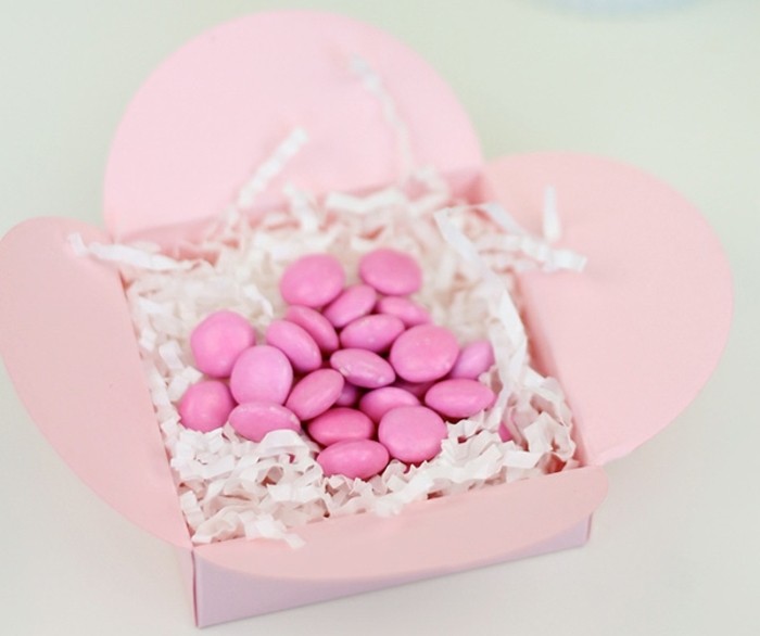 2.2.une-boite-remplie-de-bonbons-rose-un-petit-cadeau-gourmande-a-offrir-aux-invités-d-un-mariage-boite-origami