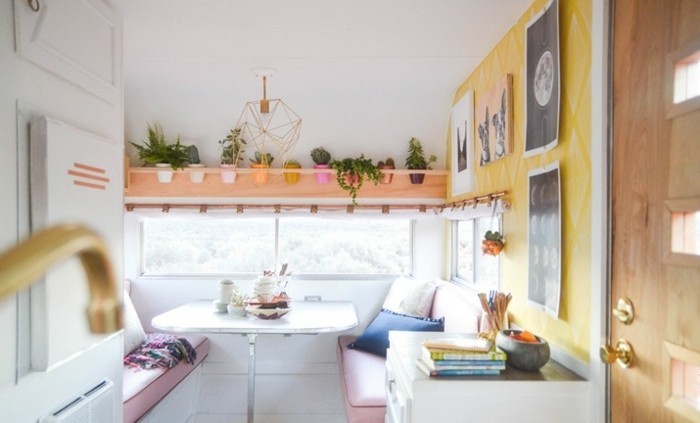 2vivre-en-mobil-home-espace-bien-équipé-aménage-déco-en-blanc-jaune-rose-pastel