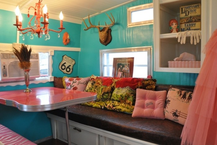 2vivre-en-mobil-home-intérieur-bleu-avec-des-coussins-décoratifs-objets-roses