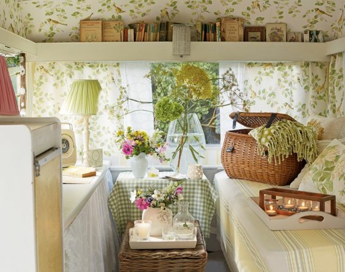2vivre-en-mobil-home-vintage-style-caravane-déco-en-vert-et-blanc-objets-en-paille-et-bois