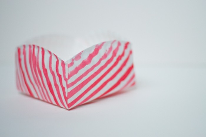 idee-comment-faire-une-boite-en-papier-décoration-a-lignes-couleur-rose-exemple-boite-a-fruits