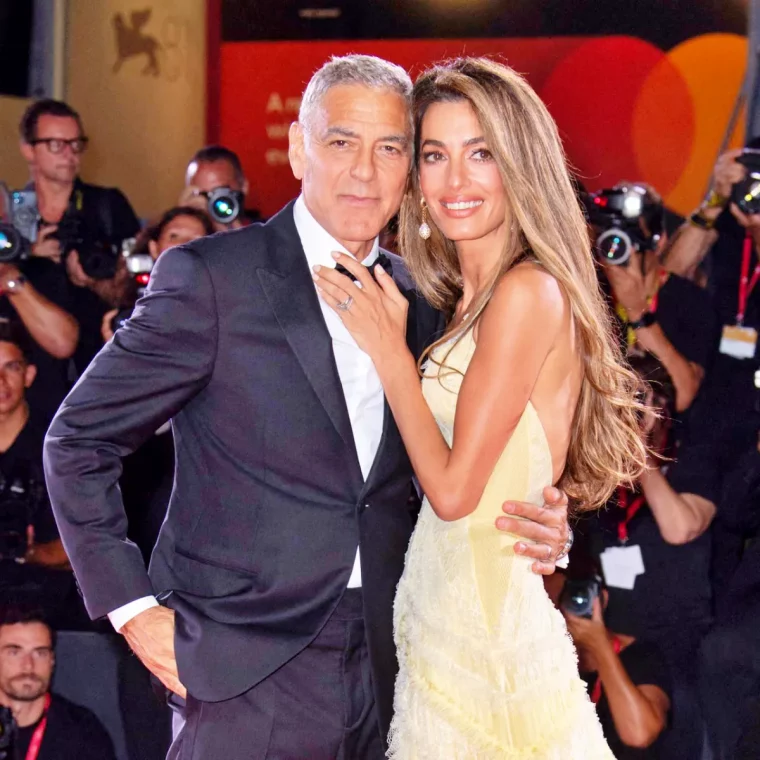 amal clooney et george clooney a venise robe belle couleur blanc jaune neige et costume homme en boir et blanc