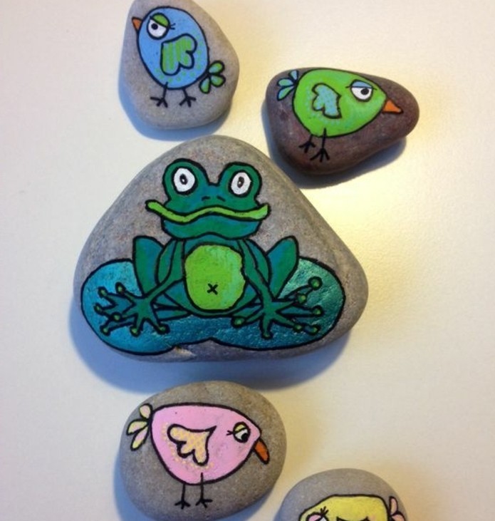 activité-ludique-pour-enfants-galets-décorés-de-dessins-de-poussins-et-de-grenouilles-idee-galets-decoration