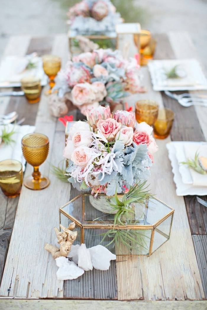 admirable-idee-deco-mariage-deco-pastel-romantique-chemin-de-table-fleurs-pastels-plage-mariage