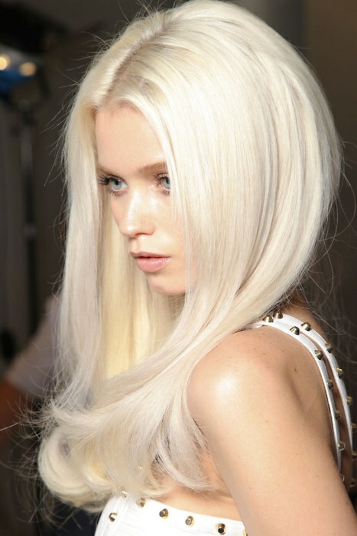 adopter-le-blond-polaire-cheveux-longs-et-volumineux