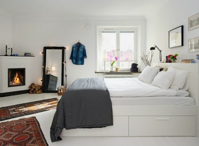 ambiance-scandinave-avec-quelques-motifs-orientaux-couleur-mur-blanc-lit-blanc-grand-miroir-taille-humaine-cheminee-touche-romantique