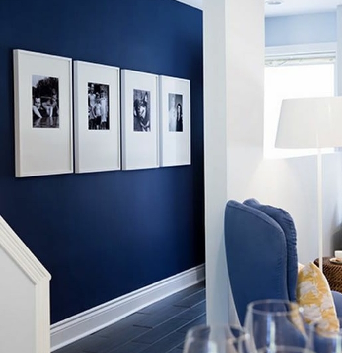 amenagement-couloir-indigo-couleur-deco-murale-de-photos-en-noir-et-blanc-maison-moderne