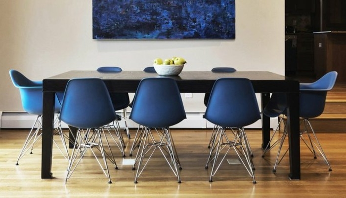 amenagement-salle-a-manger-moderne-table-en-bois-massive-parquet-clair-tableau-mural-decoratif-couleur-bleu-indigo
