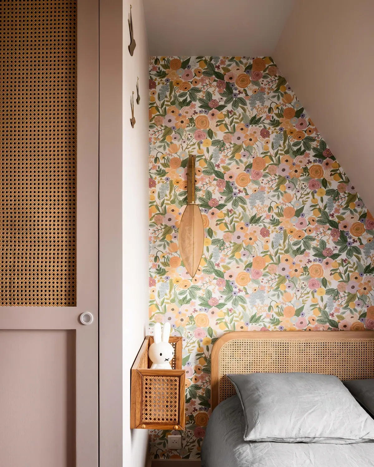 amenager une petite chambre sous comble papier peint floral