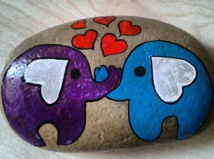 amour-entre-elephants-idee-dessins-sur-galet-des-elephants-de-couleurs-diverses-et-coeur-idee-cadeau-saint-valentin