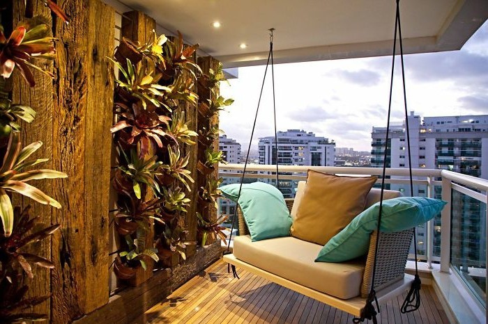 amenagement-balcon-verdure-verticale-et-balancoire-sofa