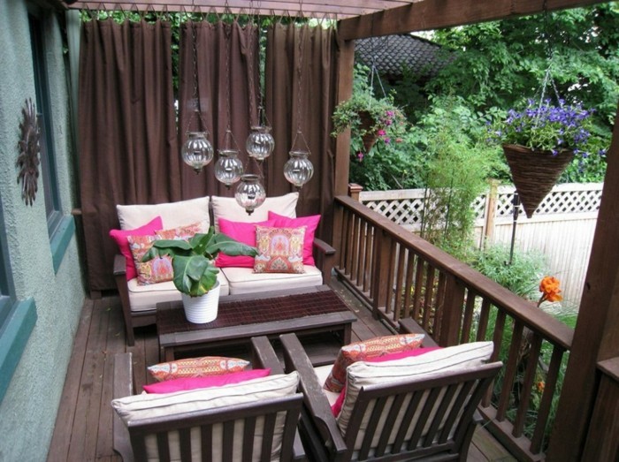 amenager-son-balcon-belle-terrasse-en-bois-et-coussins-roses