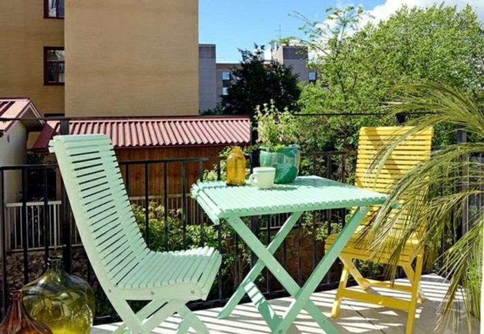 amenager-un-balcon-comme-une-salle-de-sejour-table-et-chaises-en-bleu